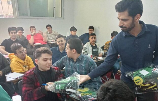 تقدیم هدایا به مناسبت روز دانش‌آموز