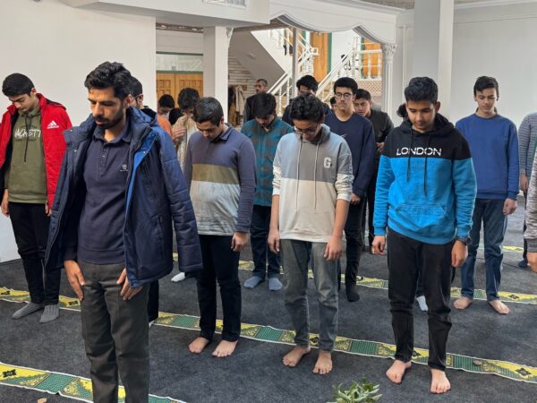 اقامه نماز جماعت هر روزه